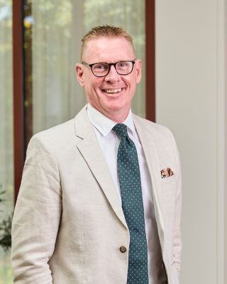 Andrew Browne