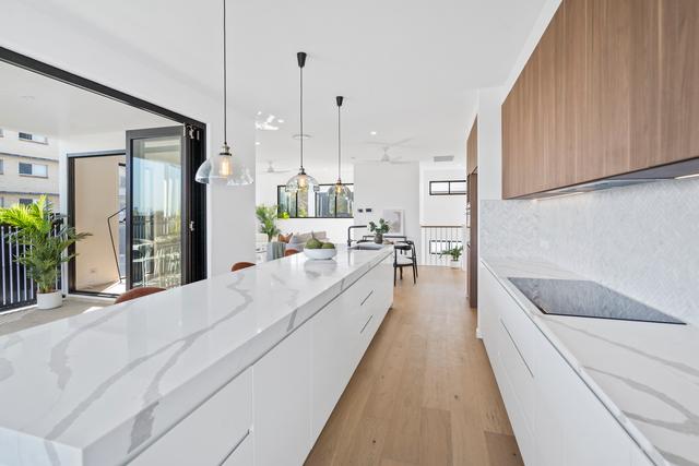 2/327 Cavendish Road, QLD 4151