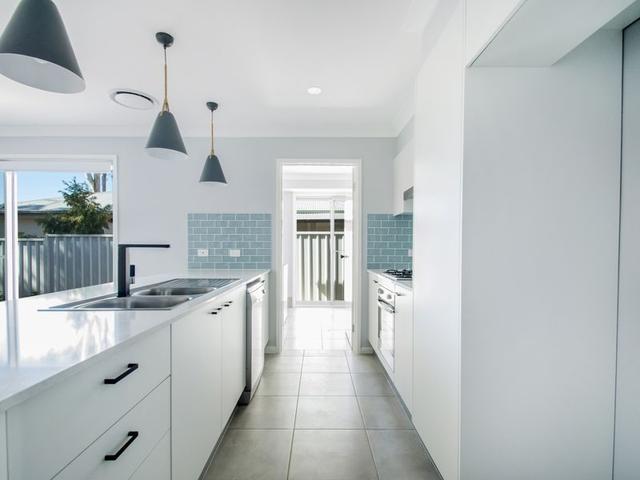2/64 Pembroke Street, NSW 2747