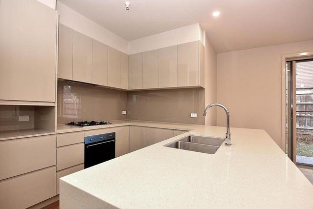 2/82 Essex Road, VIC 3149