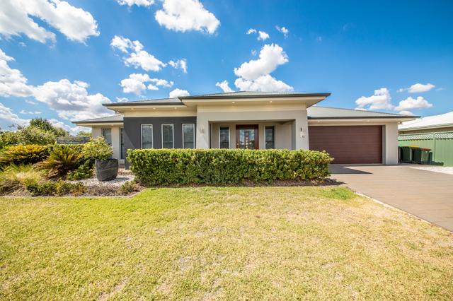 42 Southlakes Parade, NSW 2830