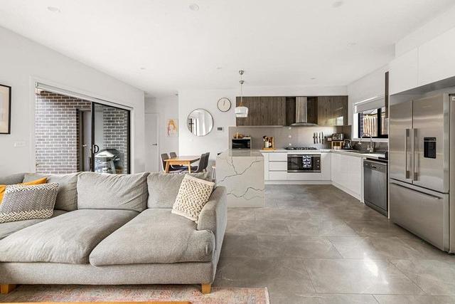 2/64 Winifred Street, VIC 3046