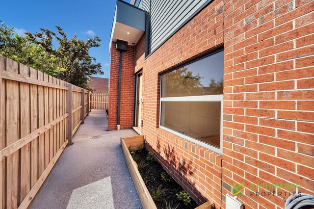 7/16 Irvine Crescent, VIC 3055