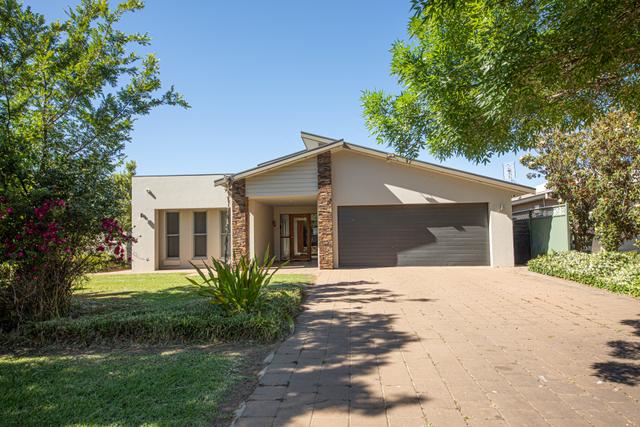 13 Southlakes Parade, NSW 2830