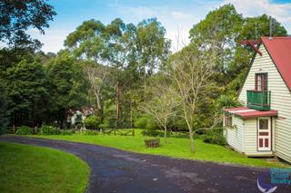 Entrance to the Property, Barn in Forground (2016-06-15)