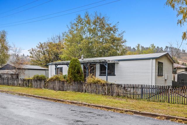 6 Kurrajong Street, NSW 2623