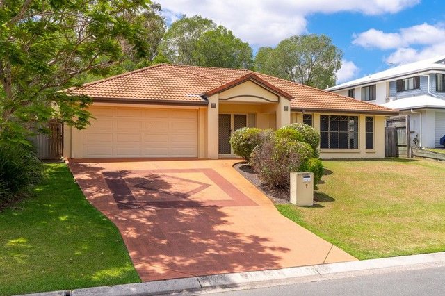 7 Lowai Court, QLD 4035
