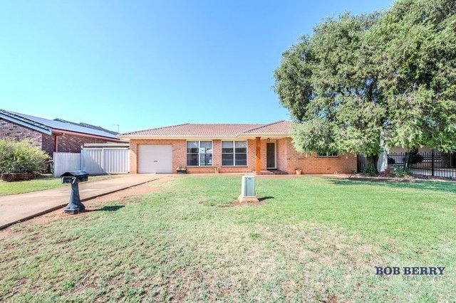 17 Buckingham Drive, NSW 2830
