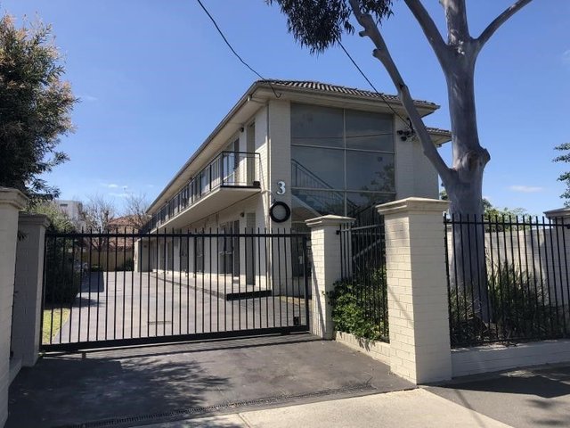 4/3 Kokaribb Rd, VIC 3163