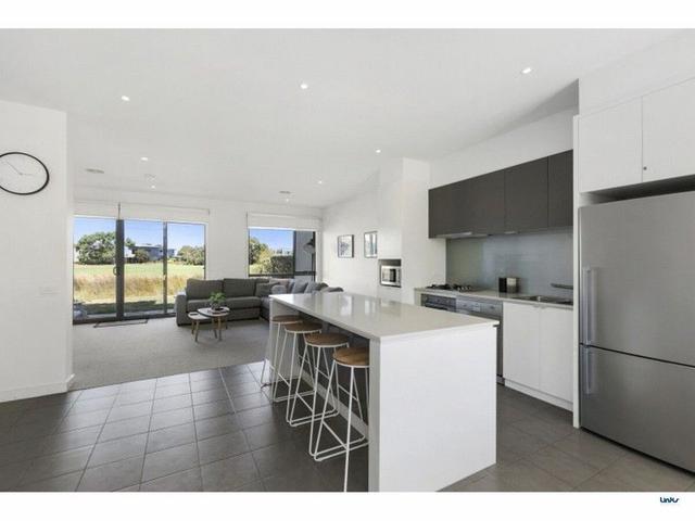10 Shore Place, VIC 3228