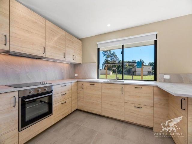 2/8 Railway Pde, QLD 4510