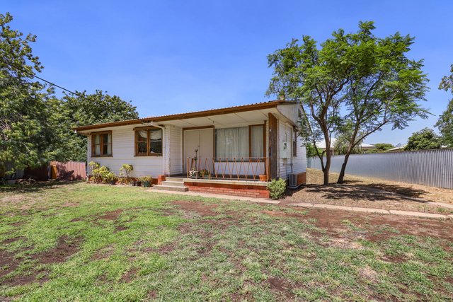 8 Robertson Cres, NSW 2710