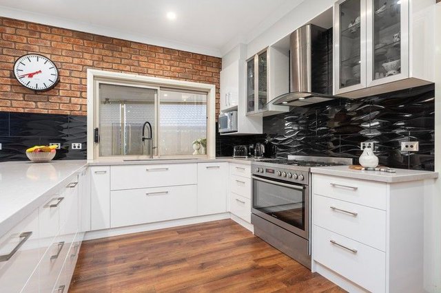 5 Keatinge Court, NSW 2641