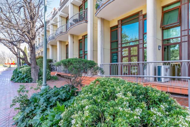 8/18 Captain Cook Crescent, ACT 2603