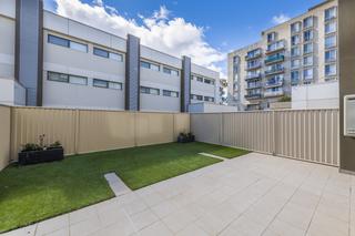 Courtyard off living (2019-08-20)