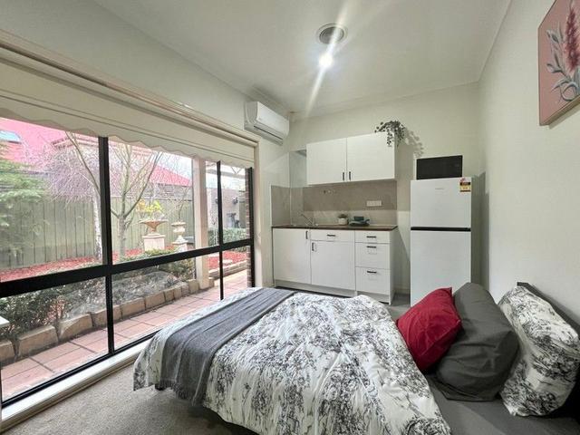2/11 Settlers Court, VIC 3810