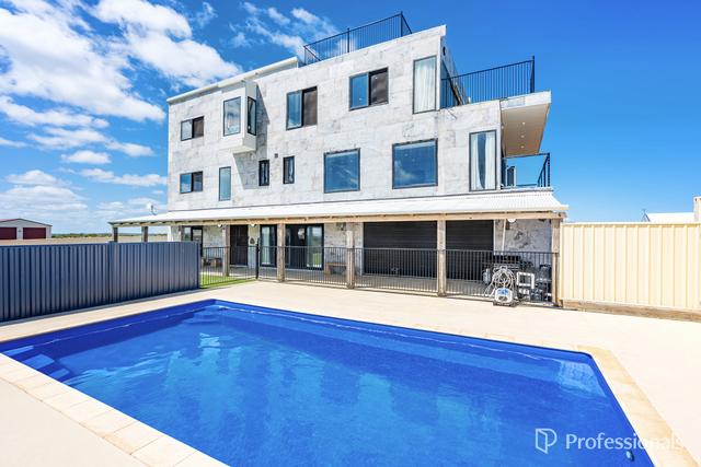 2 Abrolhos Close, WA 6532