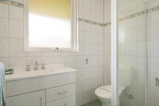 Unit bathroom (2015-04-30)