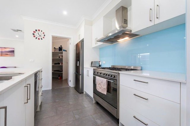 4 Loch Court, NSW 2640