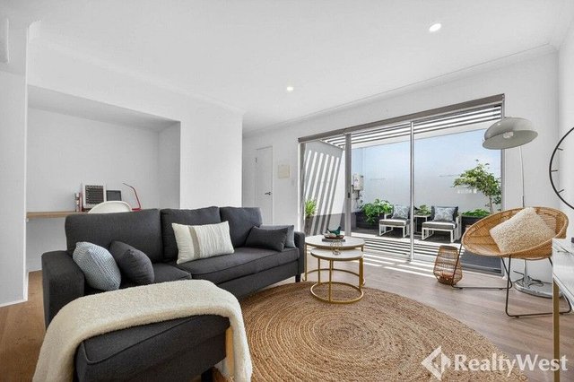 1/16 Burton Street, WA 6107