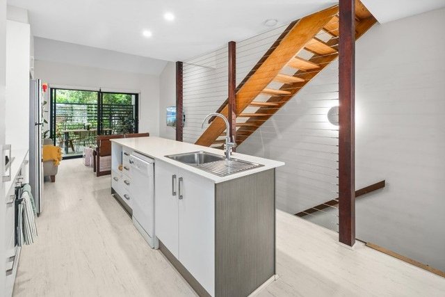 2/255 Cavendish Road, QLD 4151