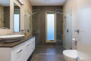 Main bathroom Upstairs (2019-11-12)