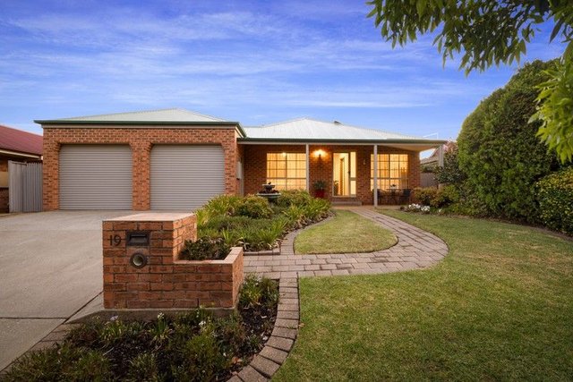 19 Crawshaw Crescent, NSW 2640