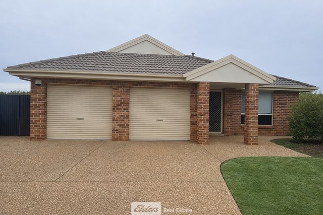 15 Robrick Close, NSW 2680