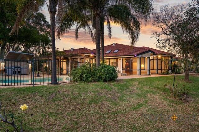 13 Woodloes St, WA 6107