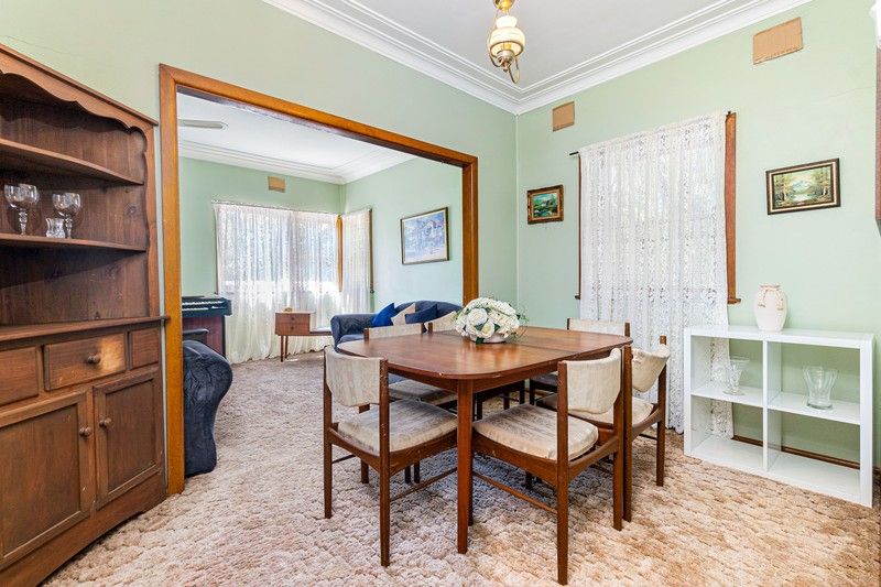 https://images.allhomes.com.au/property/photo/2215539e68b17740cc2b1aa7a185588e_hd.jpg