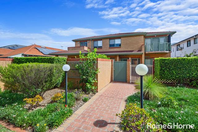 1/56 Benaroon Road, NSW 2195