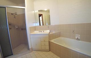 2 way bathroom (2008-01-09)