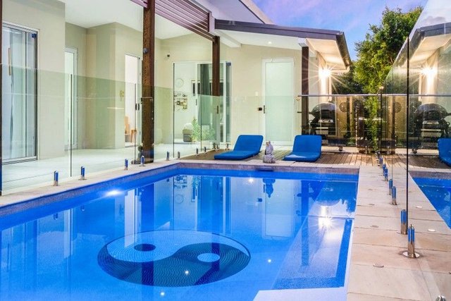 8A Ninth Ave, QLD 4017