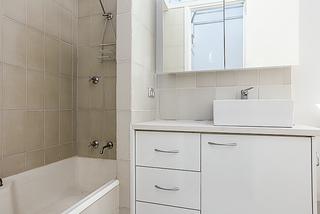 Bathroom (2017-10-12)