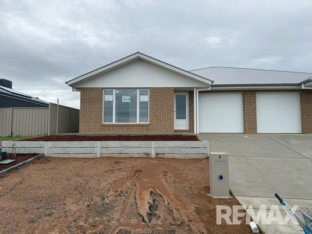5 Roto Street, NSW 2650