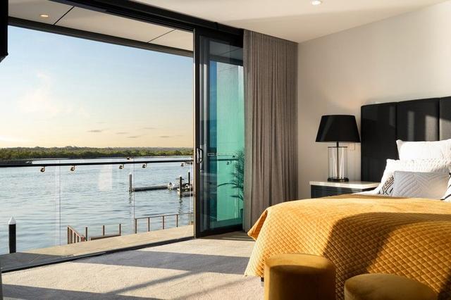 9/2 Marina Promenade, QLD 4216