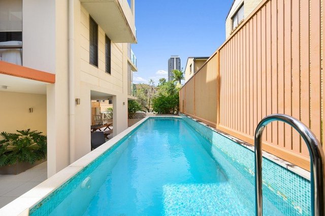 2/20 Lawson Street, QLD 4215