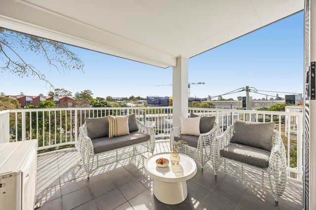 8/12 Lake Street, QLD 4104
