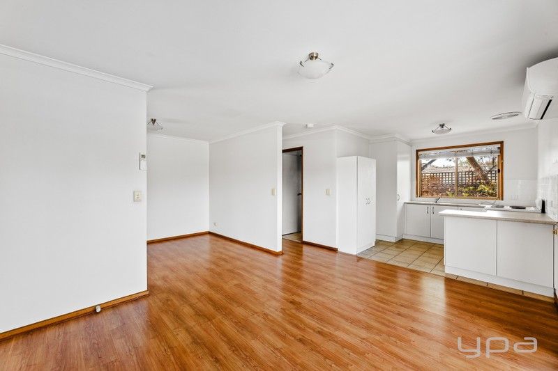 https://images.allhomes.com.au/property/photo/2806bc1b145600e6ad8d589560e0ff1f_hd.jpg