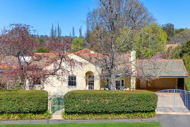 2 Hayes Crescent, ACT 2603