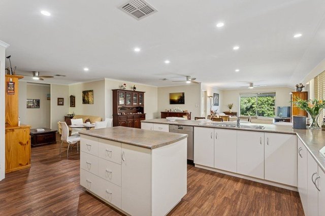 33 Cowra Turn, WA 6069