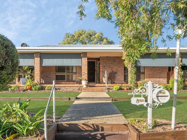8 Brandon Court, QLD 4021
