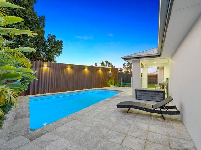 8 Severn Street, QLD 4209