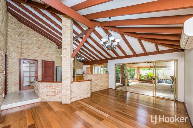 10 Camelot Court, WA 6108