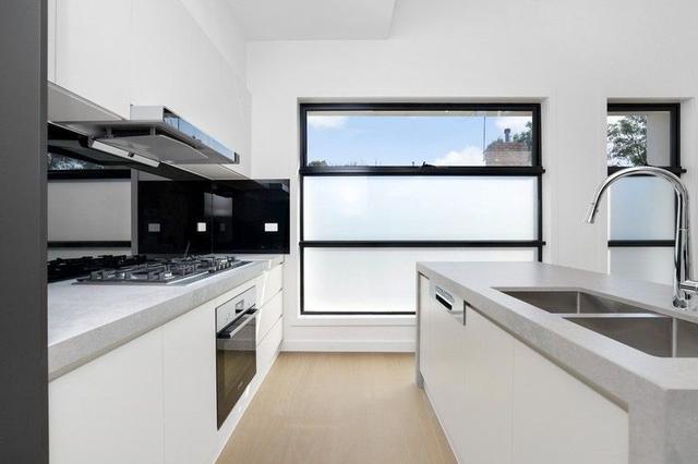 2/114 Atkinson Street, VIC 3106