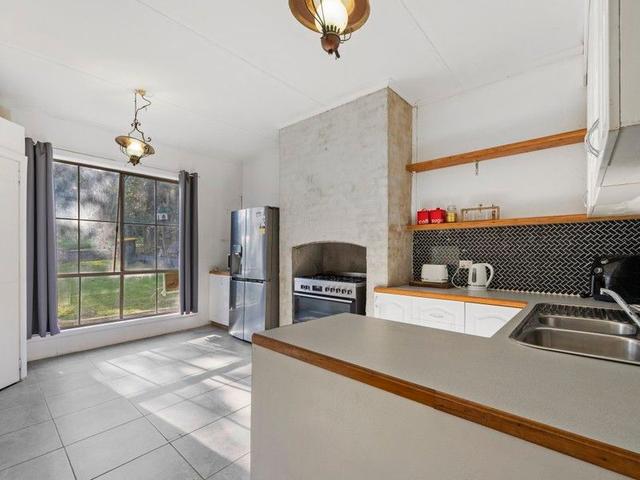 18 Hall Rd, VIC 3960