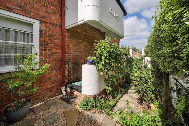1/8 St Georges Grove, VIC 3052