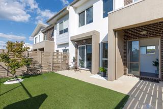 Private and Sunny Front Courtyard