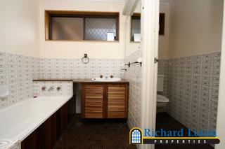 Bathroom (2005-10-06)
