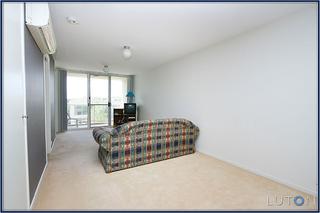 Lounge Room (2014-04-28)